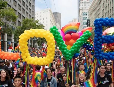 Κάποιοι «ρατσιστές» βουλευτές αρνούνται να ντυθεί η Βουλή στα χρώματα του gay pride